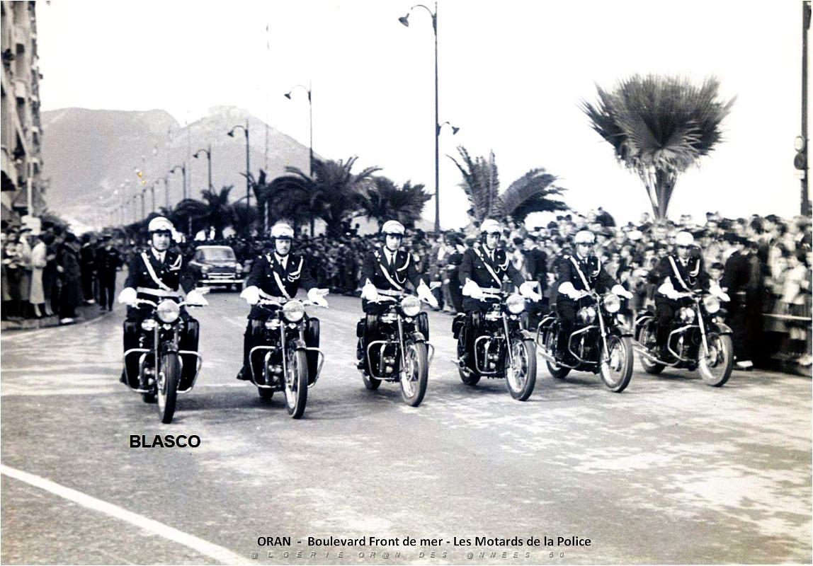 1574- Oran - Boulevard Front de mer - Les Motards de la Police.jpg